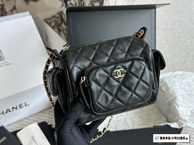 小号 原版羊皮 香奈儿相机包 相机包还是保龄球包的香 前后左右都有袋袋，容量很够用 虽然是牛皮但是感觉-点也不娇气 买之前害怕是腰鼓，看到实物真的很好看完全复古