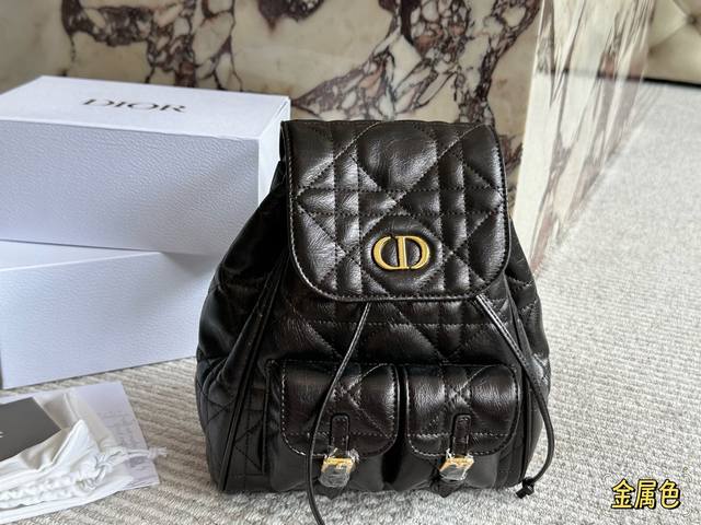 Dior推出新款双肩包，刘雨昕、周也上身 品牌大使刘雨昕、周也上身Dior新款Caro小号双肩背包，小巧包型搭配本季主推的超大藤格纹，挺好看的 中号Caro的双