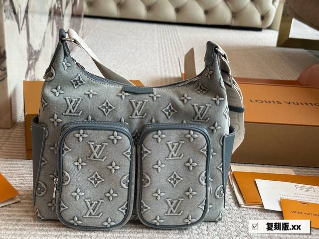 复刻版 配盒 Size：31*30Cm L家 牛仔系列 百搭的版型很耐看 又实用的大容量~肩带可调节 更可以满足不同的穿搭需求 让你随意搭配出 不经意的高级感哦