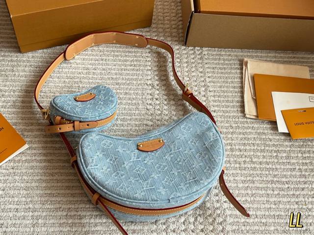 背上它大家都要夸 Lv Monogram牛角肩带可以调节豌豆包配多多一个的挂件小包 和女儿去一起背 也是不错的呢 单肩带背在腋下不大不小，外表可爱，空间也很喜人