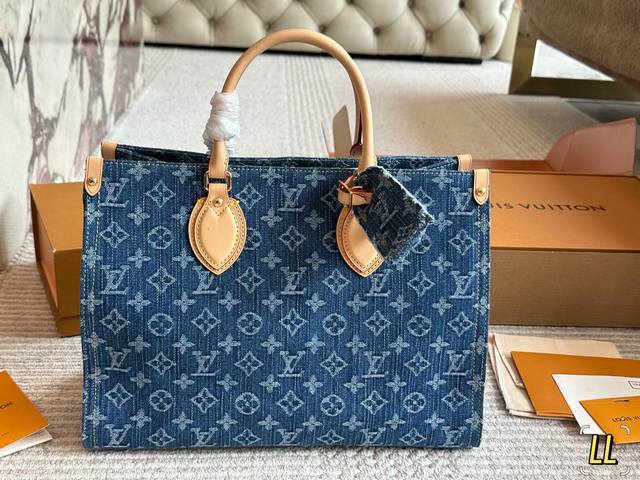 配盒 Size：35Cm L家 牛仔Onthego 来个不一样的 这只牛仔包复古氛围拉满Up 版型，面料五金味道都 Ok！