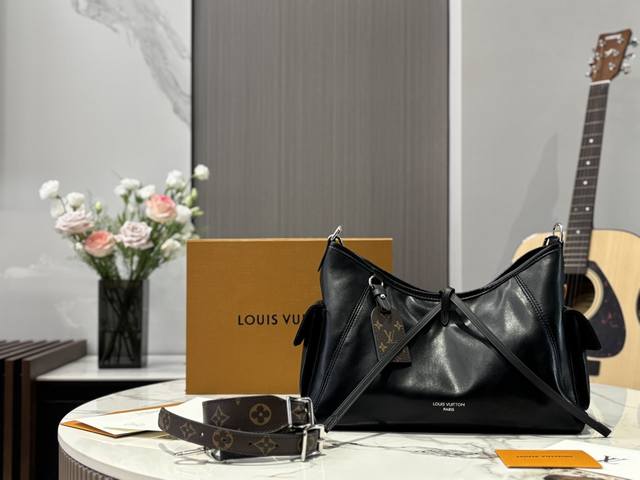 全钢五金 配盒 Carryalldark 中号手袋本款 Carrvall Dark 中号手袋以柔软羊皮革塑造时尚慵懒廓形为 春夏秀场造型增添瞩目姿彩抛光金属件与