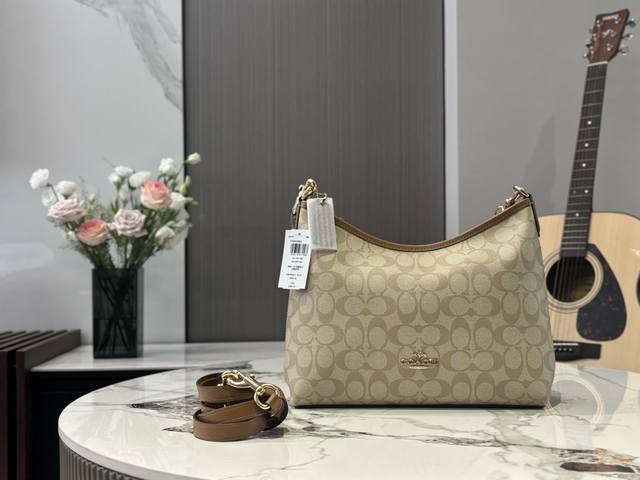 配飞机盒 复刻版 Size：31*23Cm 蔻驰新款Laurel流浪包真的绝美 随性慵懒轻松拿捏 一长一短两条肩带 单肩斜挎手提腋下背 都可以随意百搭 内部有带