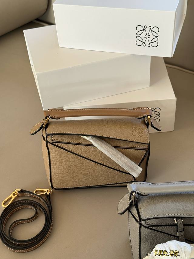 配盒 尺寸：18*11Cm 小 Loewe 几何包Puzzle 真心是不能错过的， 小小的标志颜色不同哦！ 完全Hold住！ 手感么么哒！几何包！