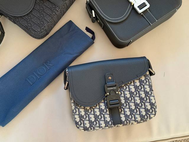 帆布配皮 黑色全皮 配盒 Size：23*18Cm D家 男士马鞍包 邮差包 男士通勤包包 很难不爱的大爆款 做工很精致老花料子新新的