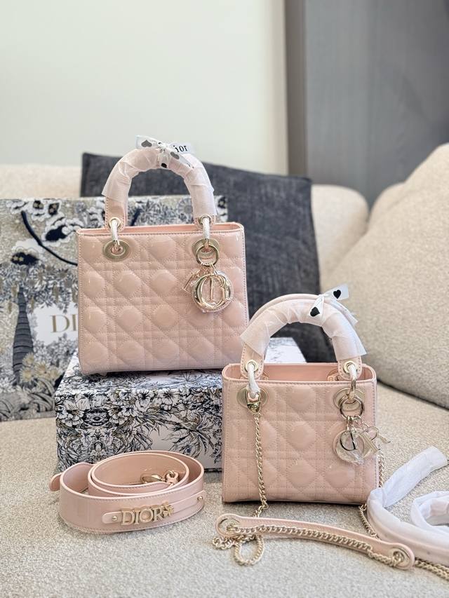 迪奥Dior三格四格漆皮裸色戴妃单肩斜挎包这款包包充分体现了Dior对优雅和美丽的诠释温柔俏皮的颜色斜 挎巨好看实物超美尺寸17Cm 20Cm 迪奥戴妃三格四格 迪奥Dior三格四格漆皮裸色戴妃单肩斜挎包这款包包充分体现了Dior对优雅和美丽的诠释温柔俏皮的颜色斜 挎巨好看实物超美尺寸17Cm 20Cm 迪奥戴妃三格四格