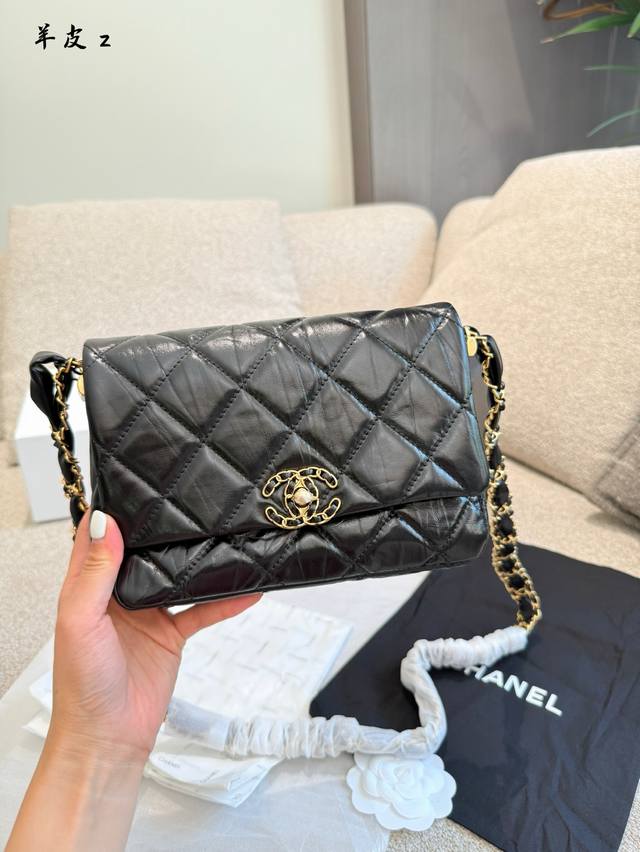 Chanel 23K试背 该是多 少人的梦中情包，今日份C位出场 上身试背尺寸20.5Cm 虽说不是Jing典款但很特别 褶皱牛皮加.上皮穿链双C扣 再与菱格纹