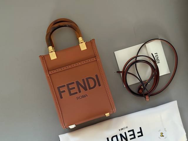 配盒 Size：14*19Cm D家 Minitote托特很赞哦！ 迷你托特好看好用的包！ 可手提、肩背或斜挎。 男女同款哦！