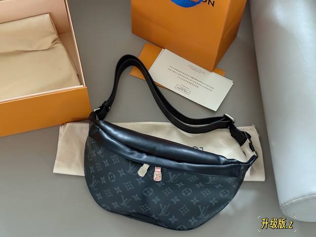 配盒 L家 腰包 胸包 亦可单肩背挎或斜挎， 棉质帆布内衬 原单五金+原版皮料！ 尺寸：上宽45Cm*底宽20Cm*高20Cm 搜索Lv 腰包