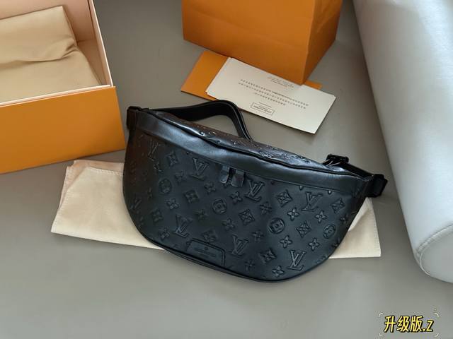 配盒 牛皮 L家 腰包 胸包 亦可单肩背挎或斜挎， 棉质帆布内衬 原单五金+原版皮料！ 尺寸：上宽45Cm*底宽20Cm*高20Cm 搜索Lv 腰包