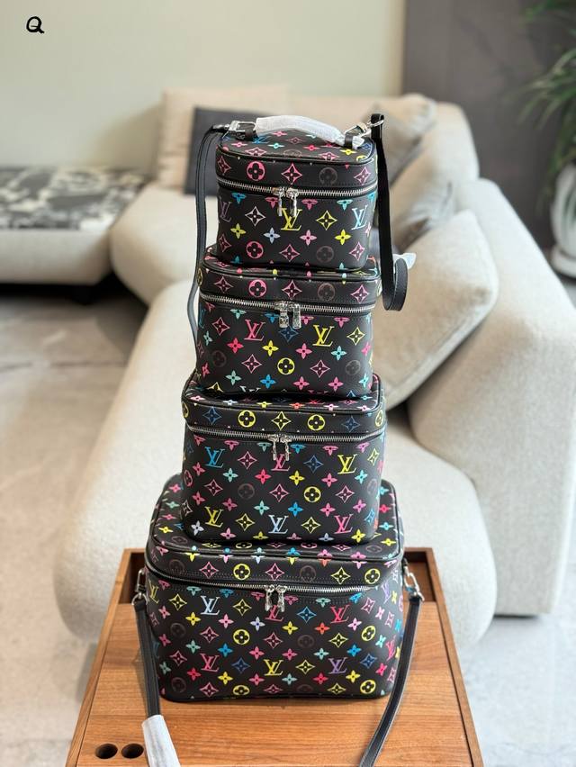 这款彩虹包我真的爱了~~~ 2025村上隆联名托特[Onthego East West Chain]备受期待的村上隆终于来啦此次联名将Monogrammulti