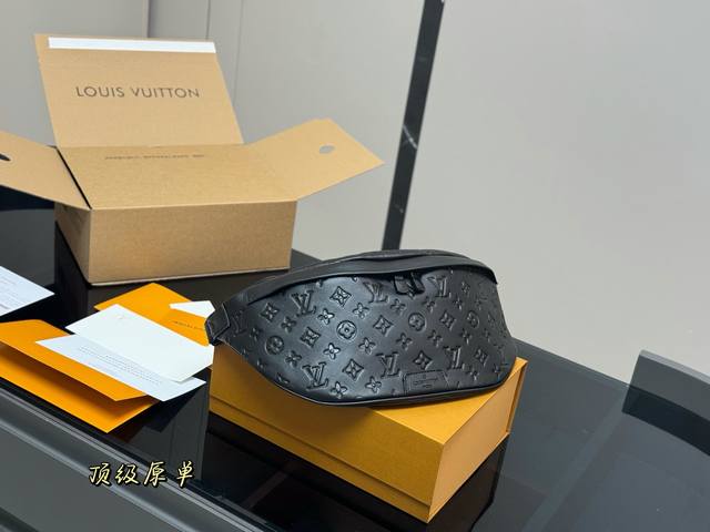 配折叠盒飞机盒 Lv 家 腰包 胸包 亦可单肩背挎或斜挎， 棉质帆布内衬 原单五金+原版皮料！ 尺寸：上宽45Cm*底宽20Cm*高20Cm 搜索Lv 腰包