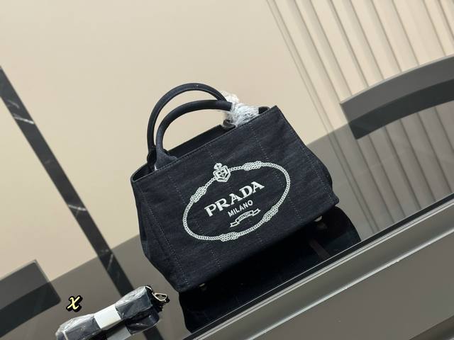 Size：30.18Cm 又是心动Prada托特的一天. 松弛慵懒的Tote包真的爱惨了 普拉达Tote 保龄球 上身满满的高级感！ 日常通勤必备哦！