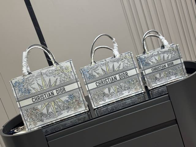 配折叠盒丝巾 Dior 原版布提花 Dior Book Tote今年最喜欢的一款购物袋 Tote我用的次数最多的包 迪奥因为容量超级大 不管什么东西都向里面放 配折叠盒丝巾 Dior 原版布提花 Dior Book Tote今年最喜欢的一款购物袋 Tote我用的次数最多的包 迪奥因为容量超级大 不管什么东西都向里面放