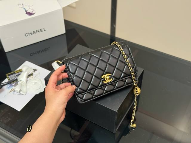 配折叠盒飞机盒 Size ：19*12Cm 香奈儿新款金球发财包 Woc 品质很不错！ 包包有卡位 有暗袋！很实用！