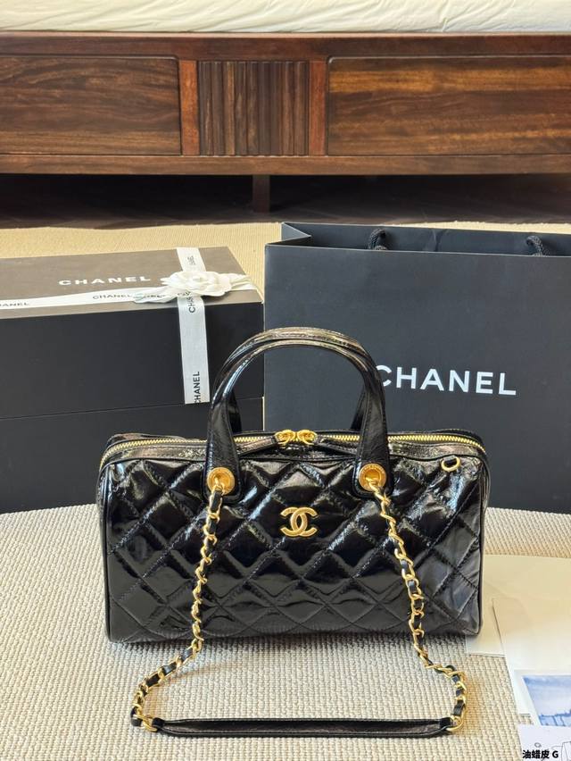 油蜡皮 Chanel 25A保龄球 Walkin 油蜡皮的保龄球 真的是出街最好的搭档！ 很有个性 而且松弛感拉满 包上面也有挂Labubu的小圆环[色色R]