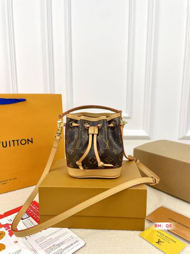 配折叠礼盒手提 代购级 Lv Mini小水桶包！不得不买的好货！老花Nano系列最夯超迷你水桶包！这只几乎身边朋友人手一只，太Q！ 配变色皮。做工极精致，各种高