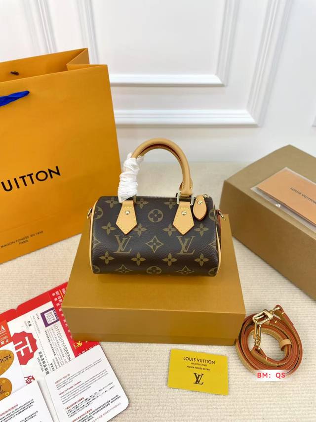 迷你号 配折叠礼盒 Lv16Cm 原版老花枕头包 经典 Mini 顶级变色皮 精准对花 实拍Nano Speedy手袋M61252！经典的Monogram帆布制