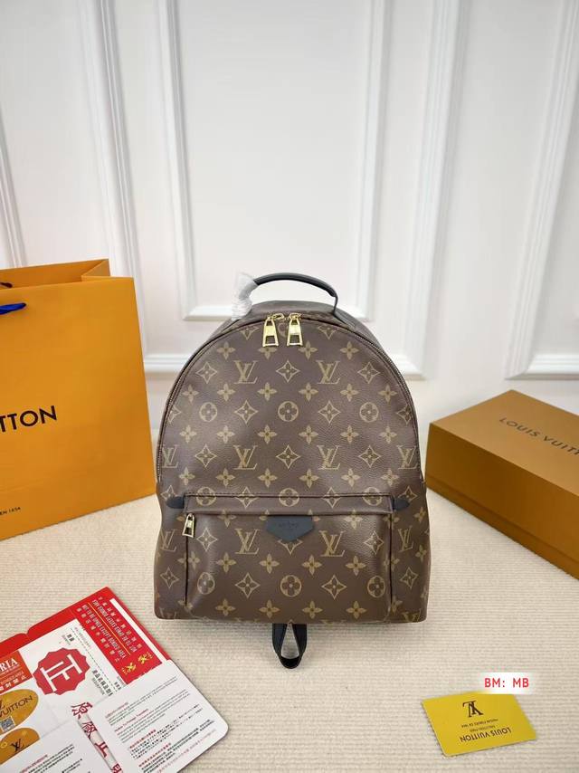 Lv Palm Springs 背包双肩包 这颜值你真的很难拒绝它 妥妥滴年货背包，很适合有旅行计划的姐妹们，颜值与实用性兼备 它不仅好看又百搭，关键是被他的容