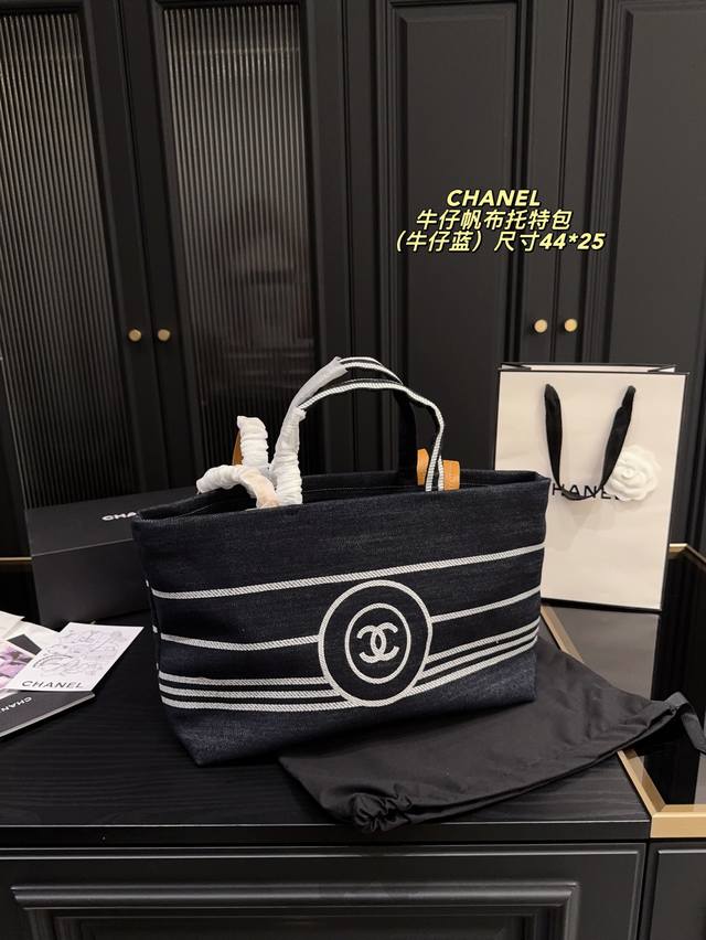 尺寸44.25 香奈儿Chanel 帆布牛仔托特包 质感更高级 容量超级大也很耐用 日常出街背它回头率百分百 就是这种随性慵懒感