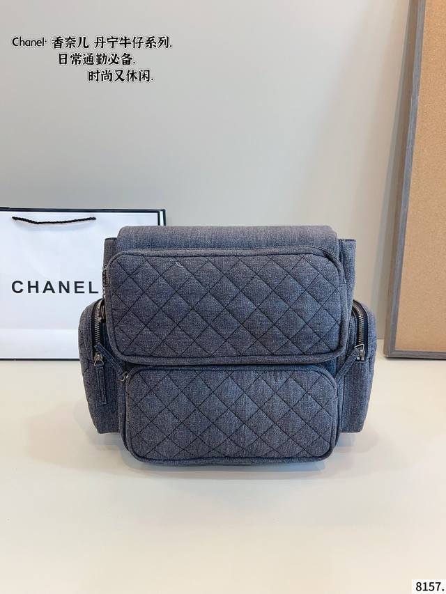 香奈儿 牛仔机车双肩包 Chanel 简直不要太酷！ 男生女生都可以驾驭 敲大容量装下整个世界~尺寸：27*12*29Cm