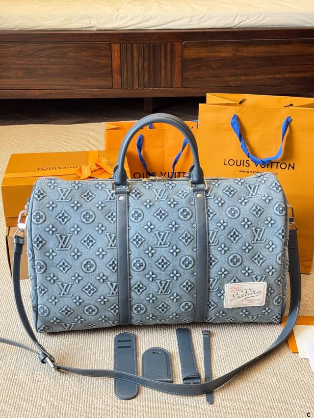 这款简直是我最爱的包包了 Lv24限量款丹宁牛仔Keepall机场包 丹宁牛仔的材质超级轻便超级好凹造型 肩带的植鞣革采用了这一系列经典的+铆钉的设计 搭配进口