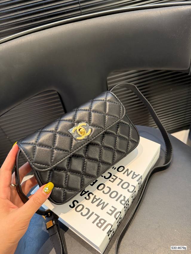 香奈儿25A又上新了这个小包很实用可放手机 这几天香奈儿上新，这款黑色小包很实用还有一款拼皮的款但是还是黑色最好看经典 香奈儿 奢侈品包包 尺寸 18 9 货号