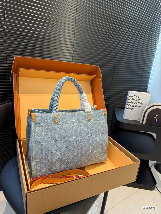 Lv Onthego新款浅色丹宁牛仔 这一季的浅色牛仔真的好好看 清新自然的调调 好适合春夏度假 这个编织手柄我超爱的 手提休闲又不失高级感 尺寸35 27 货