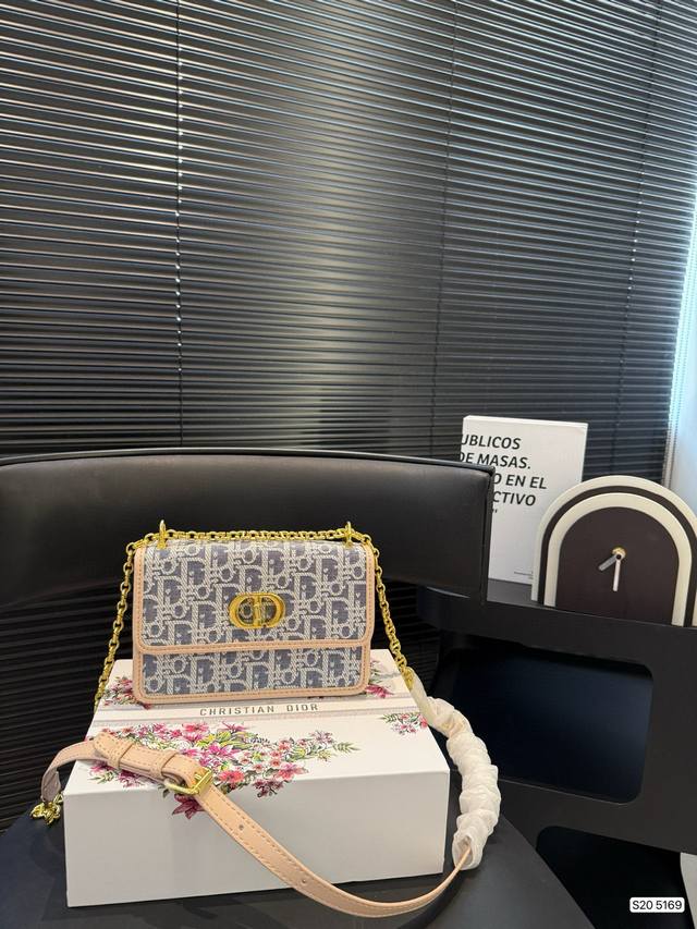 配折叠盒 被问爆的Dior海蓝色酒椰草包包，美到犯规啦 姐妹们，今天必须和你们唠唠Dior 2025春夏的王炸 酒椰草海蓝色系列包包，一整个美出新高度！ 这系列