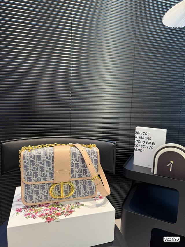 迪奥托特包包 标志性的老花图案，自诞生起就成为了时尚界的经典符号。它承载着优雅底蕴，无论潮流如何更迭，都散发着独特魅力。 多样包型满足不同需求。精致链条小包，链