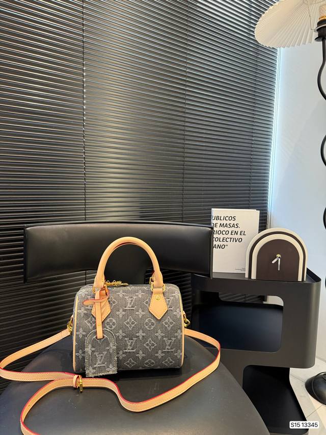 折叠礼盒官网飞机盒 Lv浅色牛仔 Speedy 尺寸完美，上身真香 拿到实物开箱后。我想说见到的实物比照片里好看，并且肩带可以拆卸， 尺寸真的很Ok了，既保留了