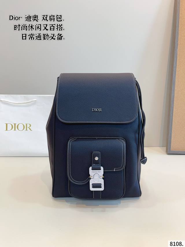 Dior.老花款双肩包 一款背起来超舒服的它 配原版牛皮 不放过每个细节 原单版 上身超帅气 黑色和海军蓝Oblique图案绣线 有质感！搜索 尺寸：28*11