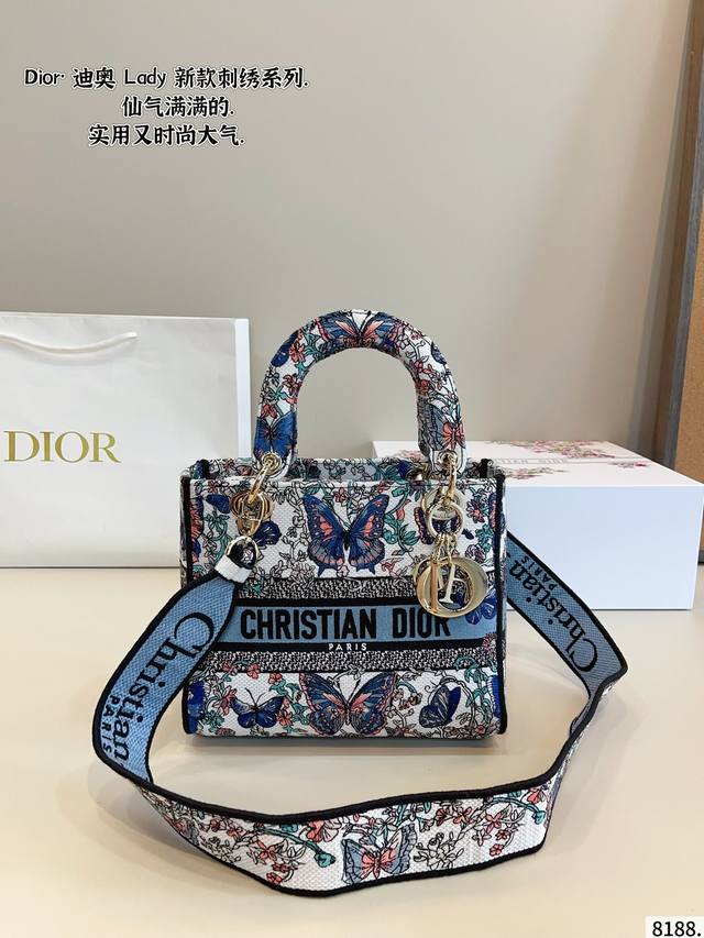 配礼盒. 迪奥Dior 戴妃包 顶级原单 质感爆棚的美 上身真的太太太有质感啦 日常逛街不要太吸晴尺寸：23*11*19Cm