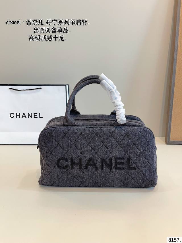 Chanel牛仔宝宝真的很香 在Chanel其他个别系列价格P趋于平稳后。牛仔依然坚挺甚至还有继续向上的大好势头 这只牛仔包包虽然很极品但是却很好搭。不会很扎眼