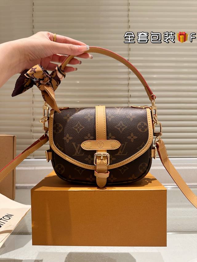 全套包装尺寸20.13 Lv Saumur Bb迷你双子星 新款马鞍包来啦！配皮版本 真的超级好看！ 手提斜挎都很可 越背越喜欢，越看越心动！