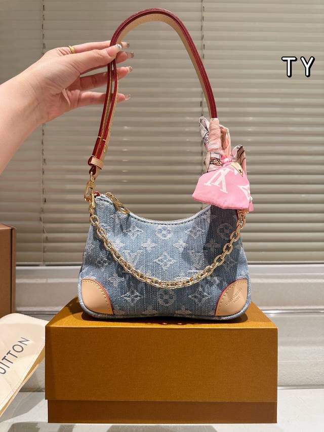 原版布 Mini Lv Boulogne邮差包 牛角包 新款的 Boulogne Size 对比之前小了，但完全不影响它的容量。设计上多加了金色链条 发8，增添