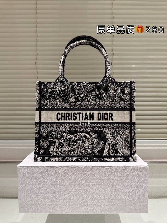 配盒配内胆 Size:26*21Cm D家 Tote购物袋 Cdbooktote23最新购物袋 立体刺绣 非普通货 搜索Dior Tote 托特 配盒配内胆 Size:26*21Cm D家 Tote购物袋 Cdbooktote23最新购物袋 立体刺绣 非普通货 搜索Dior Tote 托特