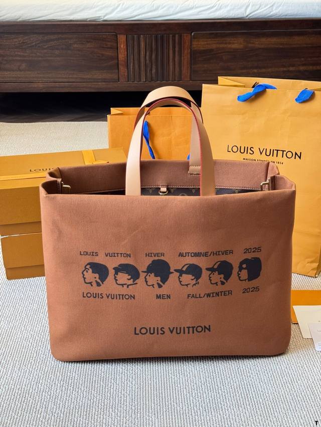 Lv Nigo 慵懒随性又好背 上身满满的惊喜 高级慵懒又随性 彻底心动的一只 Size： 42 30Cm