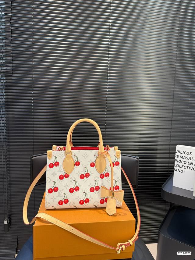 配飞机盒折叠盒子 Lv白樱桃托特 超火的Tote托特包，日常通勤都非常可会越用越喜欢的一款，值得入手。尺寸：25 19 货号98670