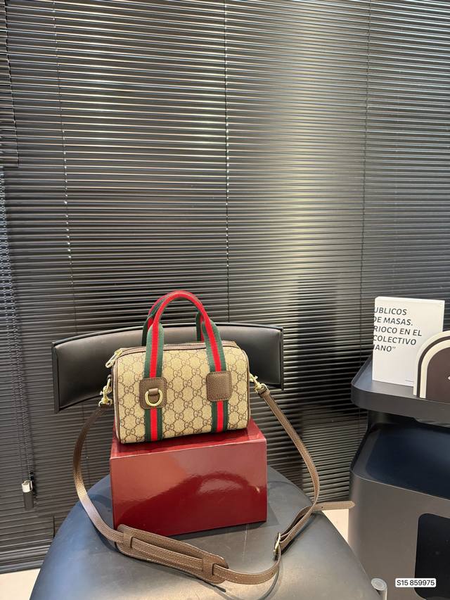 今年必入Gucci包 Gucci Ophidia经典迷你波士顿包 采用品牌标志性的Gg Supreme帆布，搭配经典红绿织带点缀，复古又充满时尚感。巧巧的包型虽