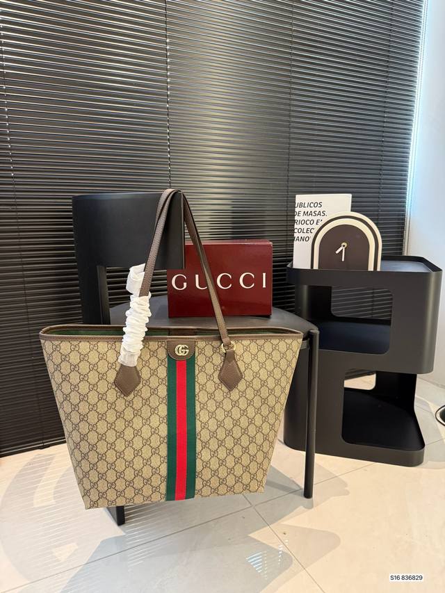 酷奇托特 Gucci Giglio 系列大号托特包 秀款首发Gucci Giglio系列女包，将佛罗伦萨的城徽融入设计，从Gucci百年档案馆珍藏的经典元素与传