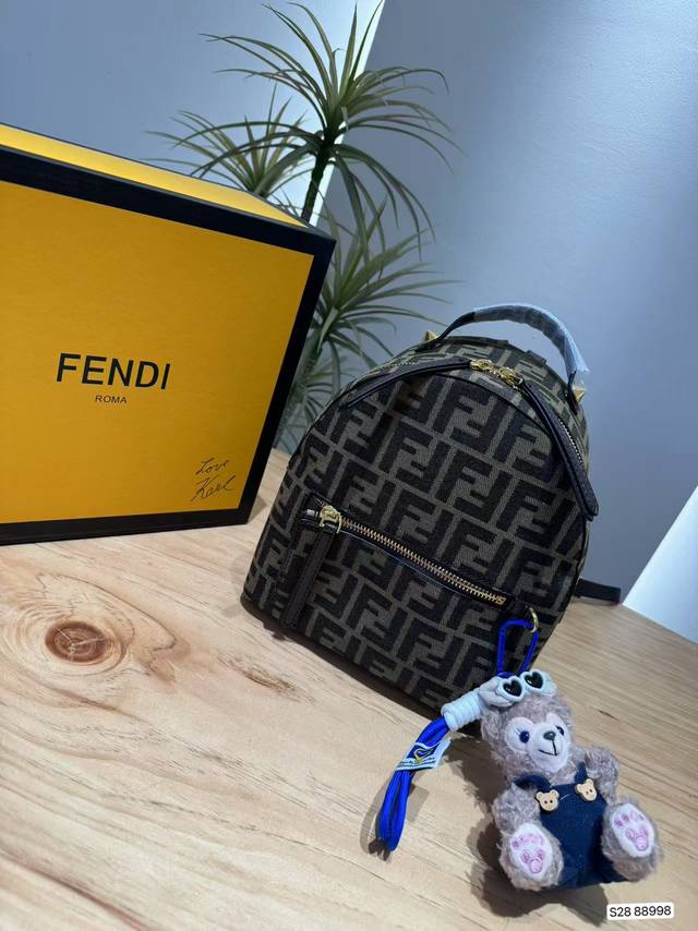 芬迪 经典老花满印 布料双肩包 ，害羞R][害羞R][害羞R]满印的Fendi老花图案低调又奢华，辨识度超高，背出去绝对不会撞款。材质也非常高级，帆布面料结实耐