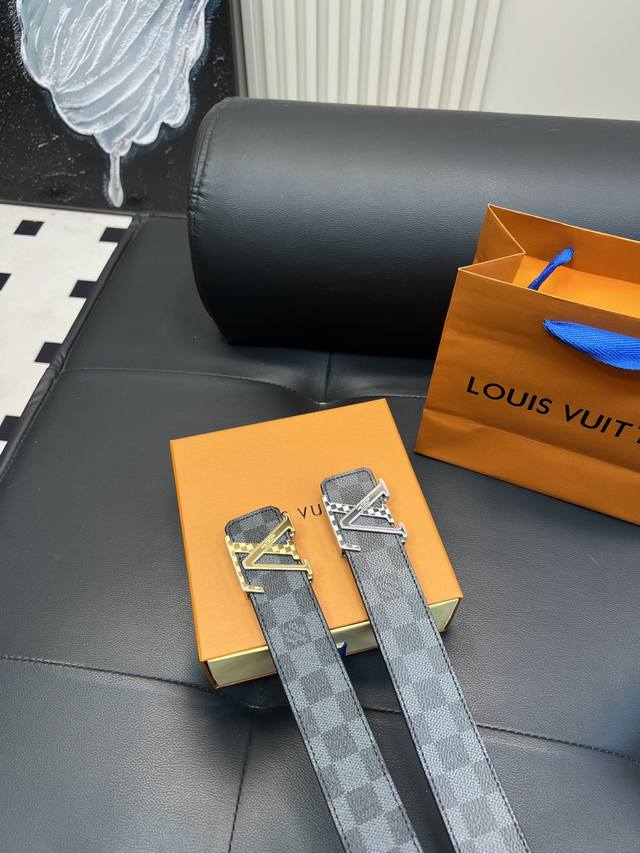 升级版 Lv！ ！高版本！！全钢带头 腰带 嘿哈 原单牛皮皮带～热门款 皮带里面最火的啦～质量很好 全套包装！五金绝对不褪色 皮带头和专柜一样的哦～ 配礼盒手提