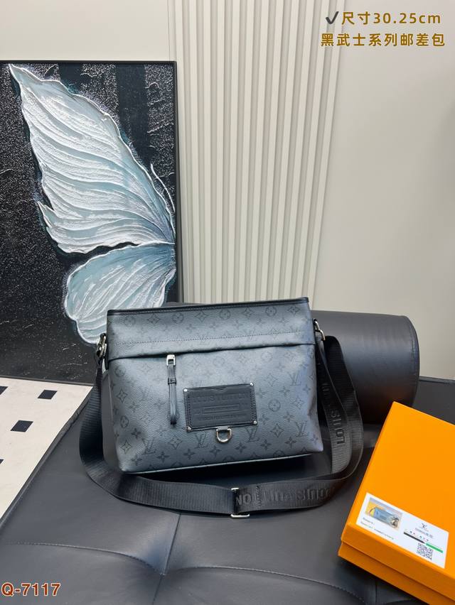 配礼盒 Lv 黑武士系列邮差 万内男士包包推荐 包身硬挺，造型经典耐看，可休闲出游可通勤，经典的黑色老花，相比传统棕色老花更为低调，黑色的包身也更好搭配衣服，现