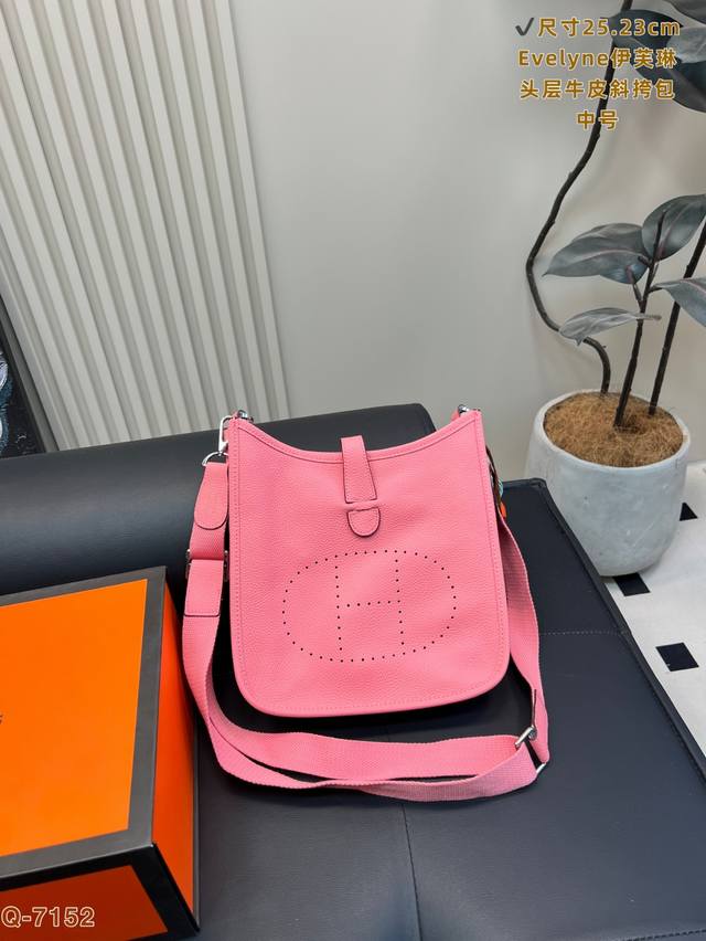 配折叠盒 爱马仕 中伊芙琳 头层牛皮 卷土再这个也是压箱底的中号翻出来肩带着实好用到不行，那本体这个包本身如何？也是非常优秀的！！逃离不了越小越可爱的原则，中号
