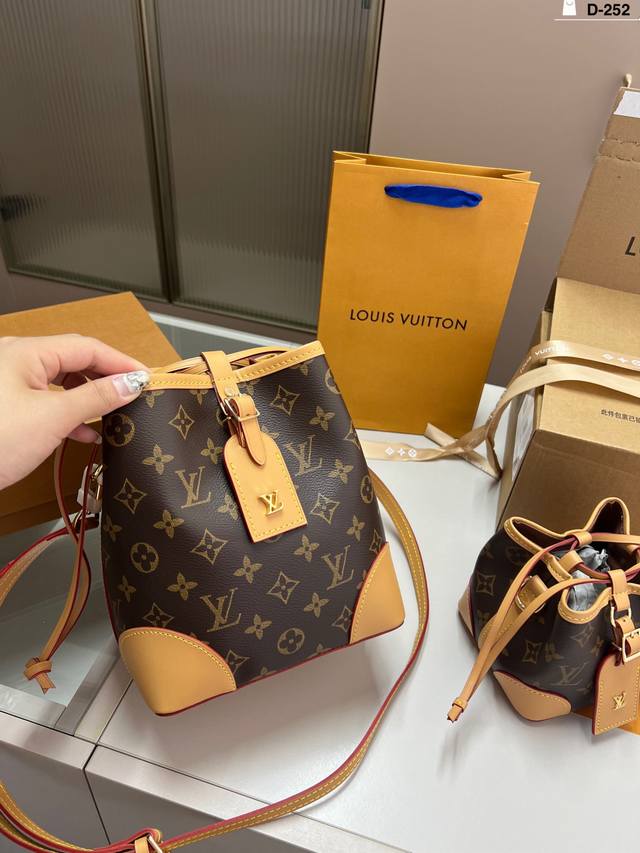 大 芯片版本 Lv 水桶包 烧麦包 这款Retiro手袋以标志性的Lv老花面料 可调节肩带 D-252尺寸12×12 18×21折叠盒飞机盒