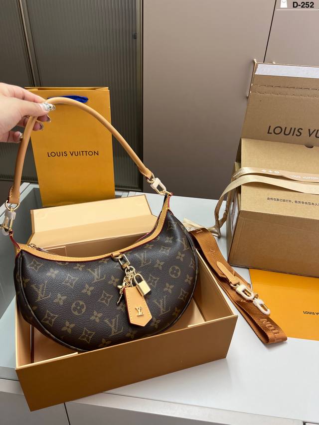 芯片版本 Lv路易威登月亮包 由Lv中古豌豆版改版而来 实用耐看 很好用！ D-252尺寸28×25折叠盒飞机盒