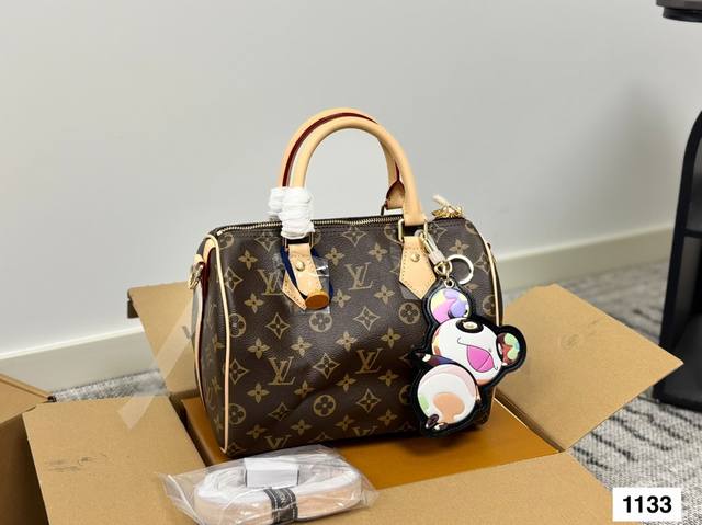 Lv Speedy 枕头包 无论版型 内里和专柜毫无差别 真正原版复刻 内里可拆卸 火遍全球的爆款机场大包 机车女神包 明星同款 贵气而充满活力的品牌设计风格