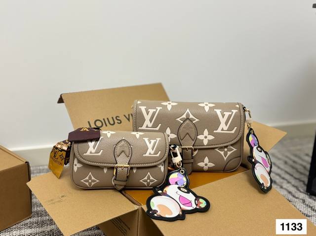 新尺寸Size：19*10Cm 25Cm L家 Diane 法棍手袋 法棍包是真好看 又好背！ 皮质和颜色都不错， 配置两条肩带 又甜又咸！ 搜索 Lv 法棍