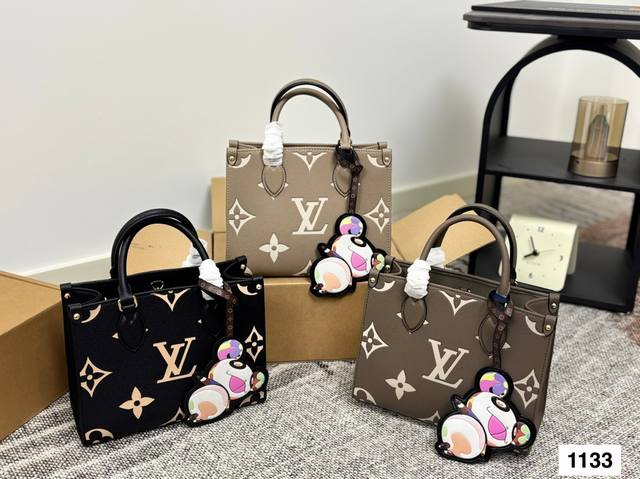 折叠 Size：25*20Cm 小 质量超好 懂货来 整个包都是牛皮品质 真的是太高级啦！ 冰淇淋色 这个颜色太惊艳啦！ 搜索 Lv Onthego购物袋